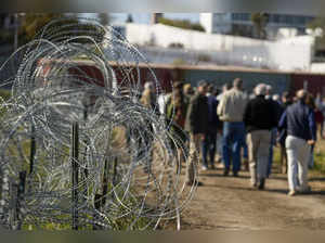 Supreme Court allows federal agents to cut razor wire Texas installed on US-Mexico border