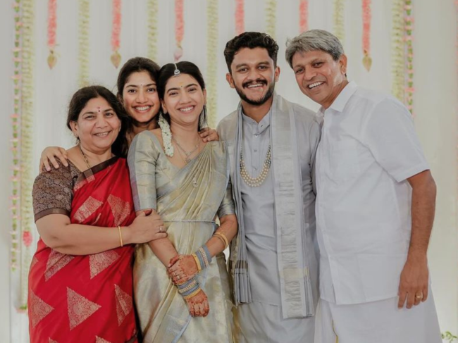 Sai Pallavi with sister Pooja Kannan, her fiance Vineeth and her parents​