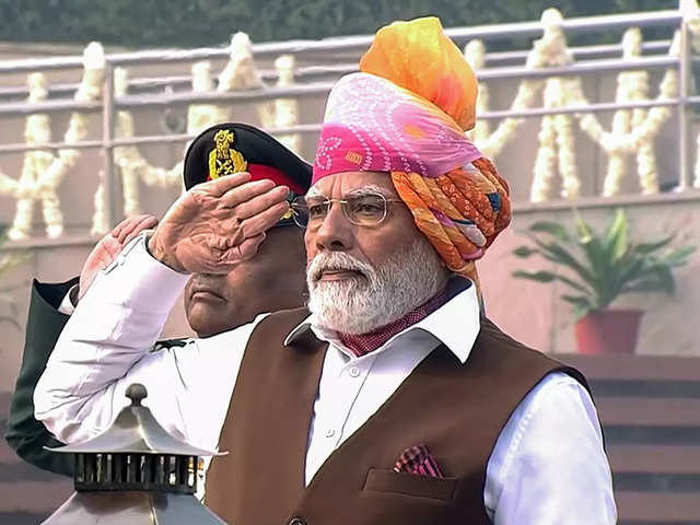 Modi continues turban tradition this Republic Day with 'halari pagdi'  gifted by Jamnagar royals