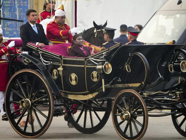 Droupadi Murmu arrived in a traditiional buggy