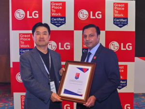 L.H.S Hong Ju Jeon-MD LG India receiving Great Place to Work Certification from Great Place to Work official