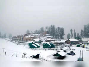 Moderate to heavy snowfall occurs in Kashmir