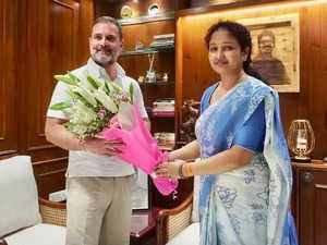 Rahul Gandhi meets Hemant Soren's wife Kalpana