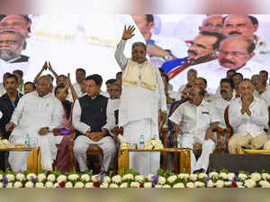 Mangaluru: Karnataka Chief Minister Siddaramaiah with Congress President Mallika...