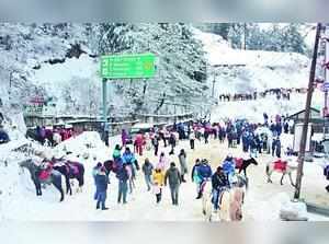Fresh snow, rain affects normal life in Himachal