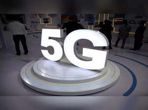 5G near airports next yr as Dec's the deadline to upgrade plane gear