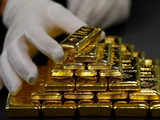Gold inches lower in thin holiday trade as investors seek more Fed cues