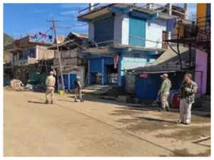 Manipur tribal forum lifts shutdown; govt offices wear deserted look in 2 districts (Ld)