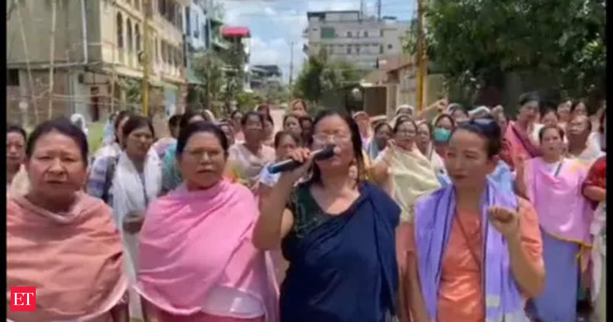 Protestas en Imphal: Manipur: Enfrentamiento entre las fuerzas de seguridad y mujeres manifestantes en Imphal; La policía alabarda bombas lacrimógenas para sofocar la protesta. CINEINFO12
