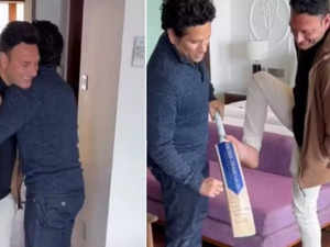 Sachin Tendulkar meets differently-abled cricketer Amir Hussain, gifts him a bat; heartwarming inter:Image