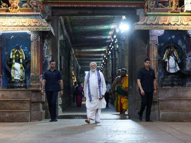 Ilayaraja made a special Visit at the Meenakshi Amman temple in Madurai ..!  | மதுரை மீனாட்சி அம்மன் கோவிலில் சிறப்பு தரிசனம் செய்த இளையராஜா..!