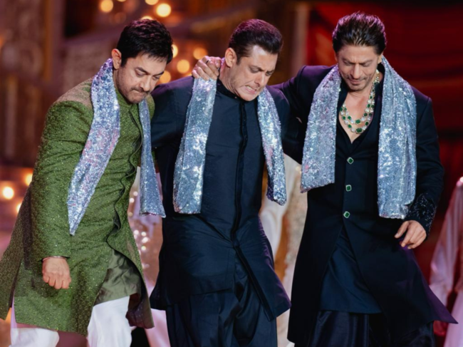 Shah Rukh Khan Shah Rukh Khan Salman Khan And Aamir Khan Rock Ambani Wedding Bash With Epic 