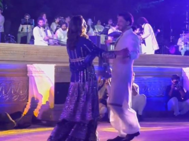 ​Shah Rukh Khan dancing with wife Gauri Khan​