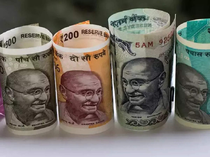 Rupee inches lower; overnight swap rate, near forward premiums drop