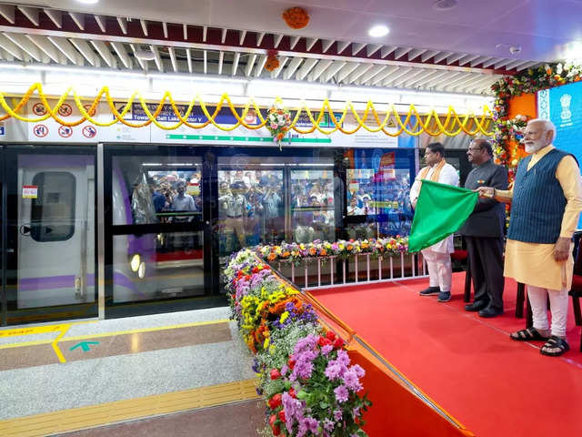Narendra Modi flags off metro