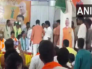 Karnataka: Clash erupts between BJP, JDS workers during joint meet in Tumakuru