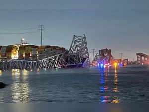 'Mass casualties' feared as Baltimore bridge collapses after being struck by ship (Ld)