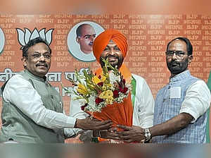 New Delhi: Congress leader Ravneet Singh Bittu being felicitated by BJP National...