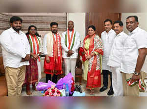 Hyderabad: MLA Kadiyam Srihari and his daughter Kadiyam Kavya join the Congress ...
