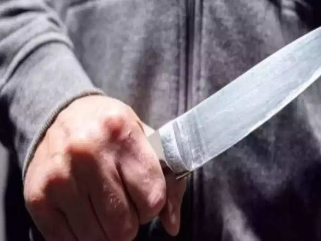 Bengaluru man stabs girlfriend over 15 times in public after she refused to quit job and marry; Surrenders in Jayanagar police station