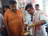 Watch Ravi Kishan preparing tea at a shop in his Gorakhpur constituency