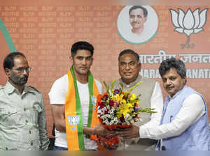New Delhi: Boxer and former Congress leader Vijender Singh being greeted by BJP ...