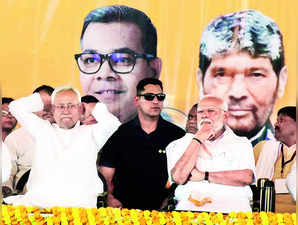 PM Poll Pitch: Barbs at Cong, RJD; Assurance for Matuas, Rajbonshis