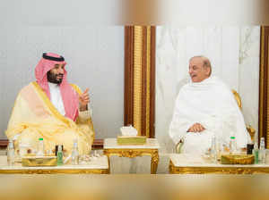 Saudi Crown Prince Mohammed bin Salman meets Pakistan's Prime Minister and Bahrain's Crown Prince in Mecca