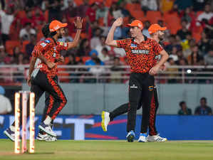 Mullanpur: Sunrisers Hyderabad players celebrate the wicket of Punjab Kings' Pra...