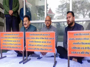 Himachal: 3 independent MLAs hold protest, demand that Speaker accept their resignations