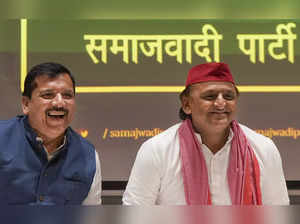 Lucknow: Samajwadi Party President Akhilesh Yadav with senior AAP leader Sanjay ...