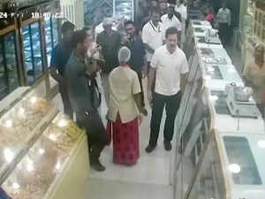 TN: Taking a break from poll campaign, Rahul visits sweet shop, walks away with 1kg Gulab Jamun