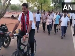 Tamil Nadu: As last day for campaigning in LS polls nears, DMK Thanjavur candidate cycles to solicit votes