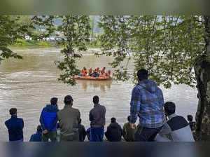 Six, including four kids, die as boat overturns in Srinagar's Jhelum river; 10 others missing.:Image