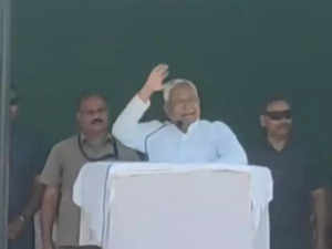 "Itna zyaada paida karna chahiye kisi ko...": Nitish Kumar taunts Lalu Prasad over dynastic politics; RJD hits back