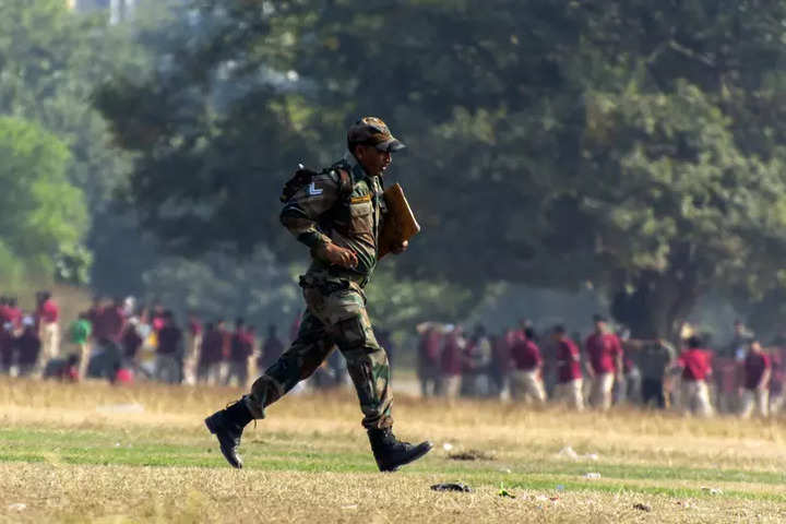 Army commander reviews counter-terror training of police officers in J-K's Bhaderwah