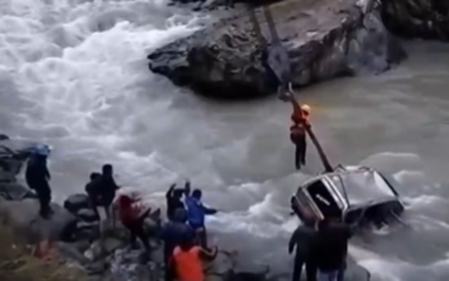 Jammu and Kashmir News: Tourist vehicle falls into Sindh river, four bodies recovered, two injured, three missing