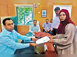 Siwan: Hena Shahab, wife of former MP Mohammad Shahabuddin, files her nomination...