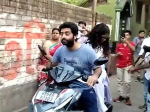 Arijit Singh arrives on a scooter to cast his vote, fans hail ‘humble king’:Image