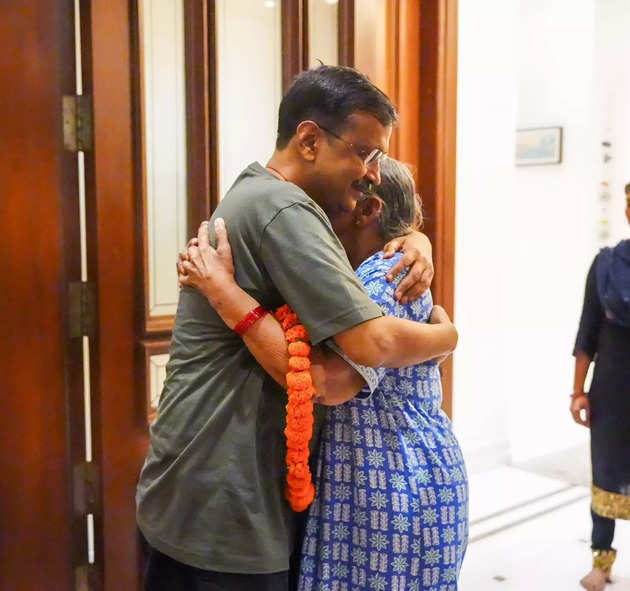 Arvind Kejriwal Bail Highlights: Delhi CM and AAP national convener Arvind Kejriwal receives a warm welcome from his family