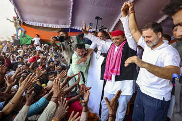 UP: Rahul, Akhilesh leave stage without addressing rally amid 'stampede-like' situation