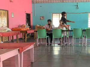 ‘Pushpa’ At Dhaba! Allu Arjun enjoys meal at local eatery with wife Sneha Reddy, fans laud his ‘simplicity’