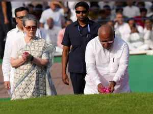 New Delhi: Congress President Mallikarjun Kharge pays floral tribute to India's ...