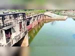 Drinking water woes hit Chatra hard as dams start to run dry