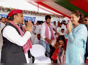 Gorakhpur: Samajwadi Party Chief Akhilesh Yadav with Congress leader Priyanka Ga...
