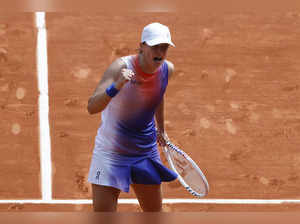 Iga Swiatek has won the first set of the French Open final against Jasmine Paolini