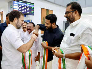 Congress leader Rahul Gandhi being welcomed by party leaders