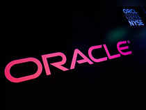 A screen displays the logo of Oracle Corporation