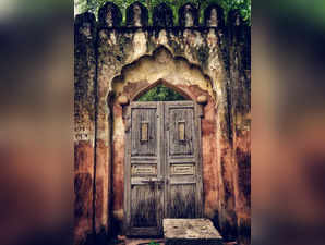 ASI repaints the entrance of Safdarjung Tomb after selecting the wrong paint color