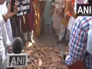 Delhi water crisis: BJP holds 'Matka Phod' protest, MPs Kamaljeet Sehrawat, Bansuri Swaraj participate